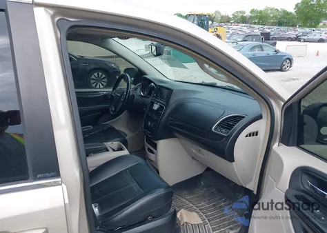 2013 Chrysler Town & Country Touring z USA, uszkodzony, nr VIN 2C4RC1BG6DR631586